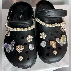 New Rouge Helium Black Clogs with Pearl Charms